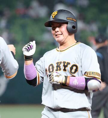  プロ初安打を喜ぶ巨人・山瀬慎之助（東スポWeb）