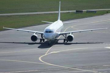 オマーンのマスカット国際空港から飛び立つ避難客を乗せた航空機（ロイター）