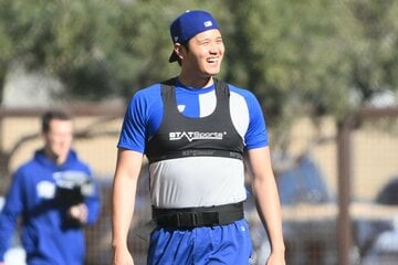 キャンプ中に笑顔を見せる大谷翔平
