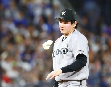 ６回に失点し、表情が曇る巨人・竹丸和幸