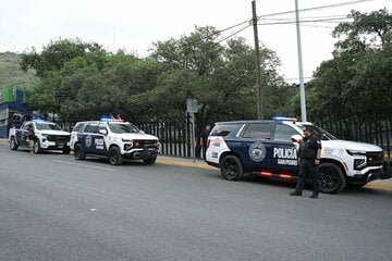 日本代表が宿泊するホテル前に停まる警察車両