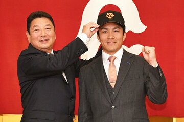 吉村禎章CBO(左)から帽子をかぶせてもらう則本昂大