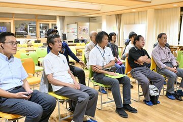 受賞の瞬間を見ようと集まった小学校の同級生たち