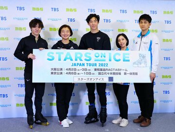  左から宇野昌磨、坂本花織、ネーサン・チェン、三浦璃来、木原龍一（©STARS on ICE）