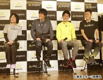  イベントで笑顔を見せる（左から）母の美加さん、川内三兄弟の鮮輝、優輝、鴻輝