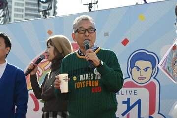 乾杯イベントで盛り上がる円広志