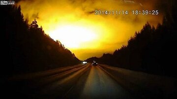 巨大な光が現れた場面（インターネットから）