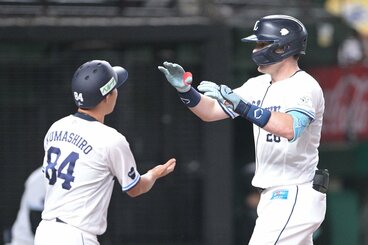 4回、20号本塁打を放った西武・ネビン(右)