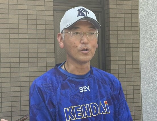 報道陣の取材に応じる健大高崎・青柳監督