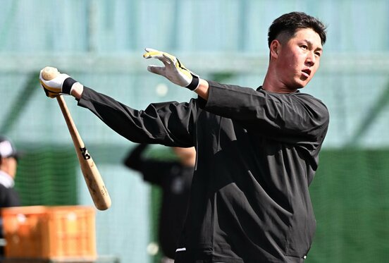 打撃練習する秋広優人