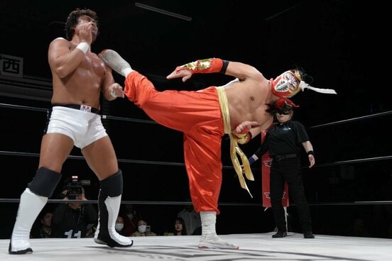 中嶋勝彦（左）にスーパーキックをブチ込むハヤブサ（©プロレスリングZERO１）