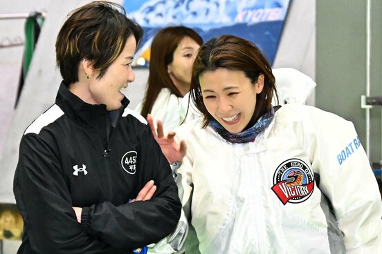 優勝戦進出を決め、同期の平高奈菜(左)に祝福される鎌倉涼