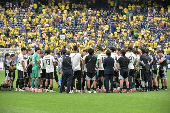 試合後、円陣を組む日本代表の選手たち
