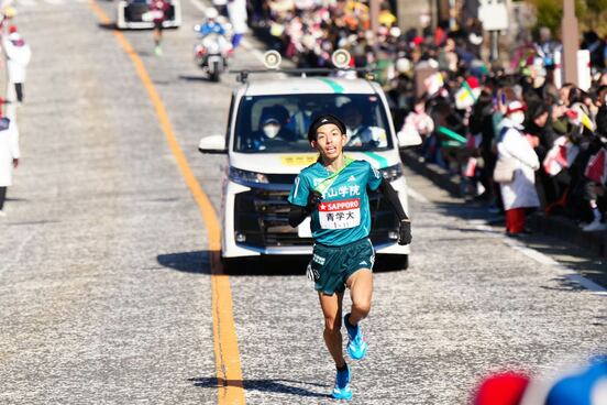 ５区で１位に躍り出た青学大・黒田朝日（代表撮影）