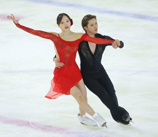 堂々の滑りで初陣のSPを終えた本田真凜(左)と宇野昌磨の〝しょまりん〟