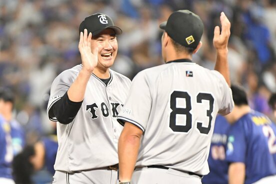 巨人・阿部監督（右）とハイタッチする菅野