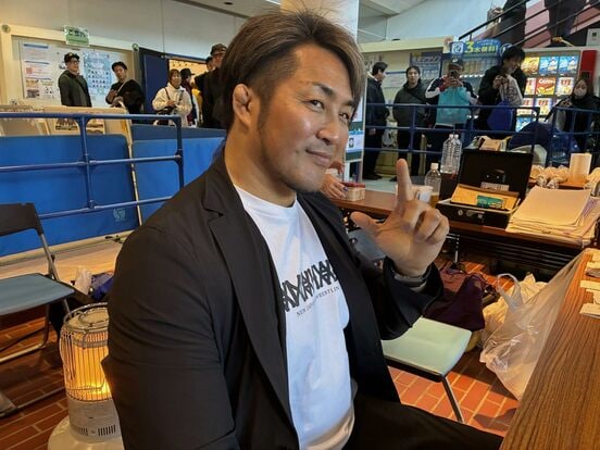 バッサリと髪を切った棚橋弘至社長