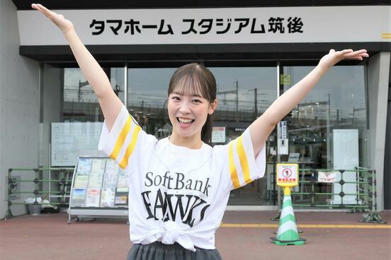 タマスタ筑後を背に笑顔でポーズを決めるDJ杉山奈々