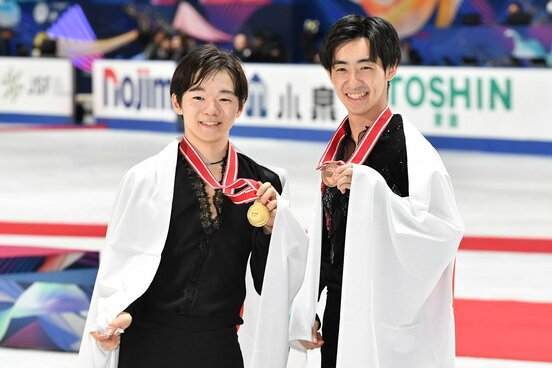 優勝した鍵山優真(左)と3位の壺井達也