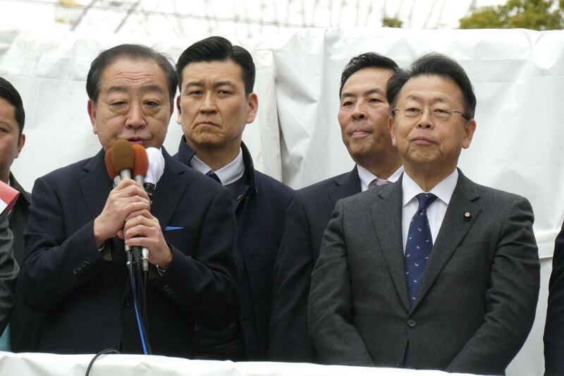 西田実仁氏(右)と並んで演説した野田佳彦共同代表