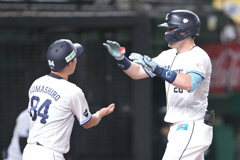４回、２０号本塁打を放った西武・ネビン（右）