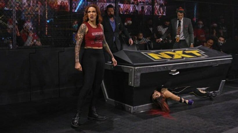  マルチネス(左)に襲撃された紫雷イオは、実況席の下で完全失神（©2020 WWE, Inc. All Rights Reserved.）