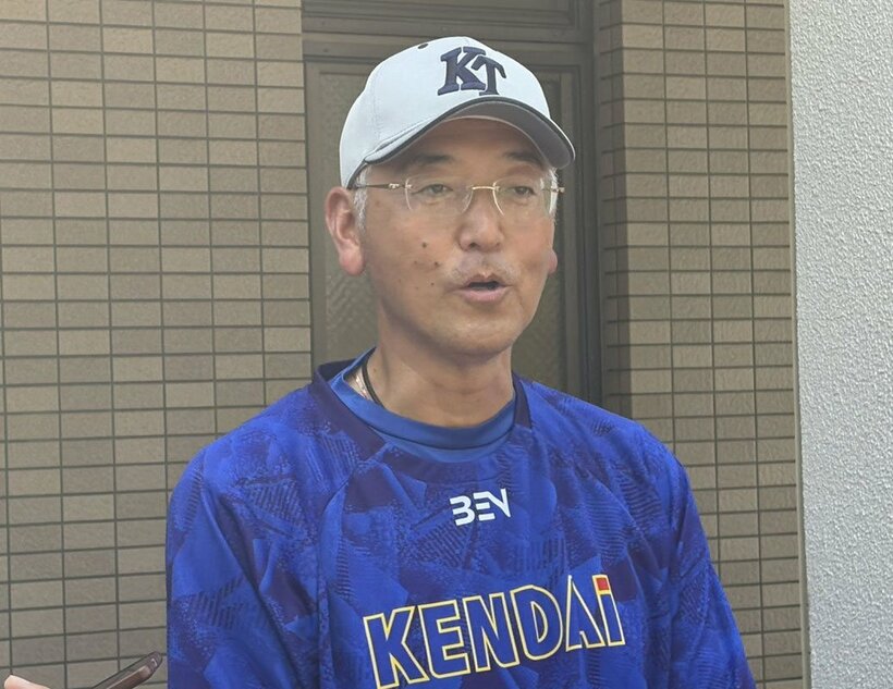 報道陣の取材に応じる健大高崎・青柳監督