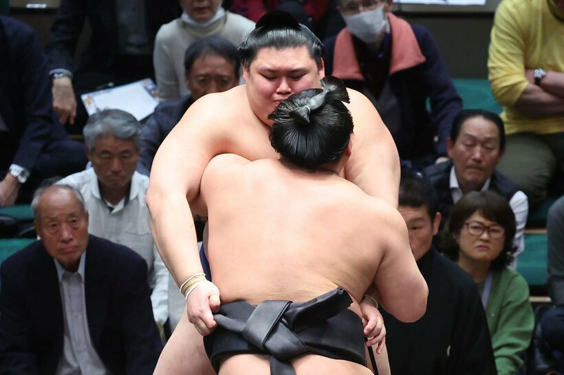 若元春（手前）にあっさり寄り切られた大の里