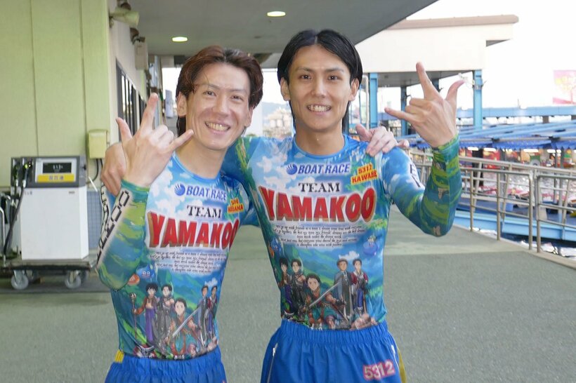 初勝利を決めた川辺郭人（右）と兄弟子の小玉啓太