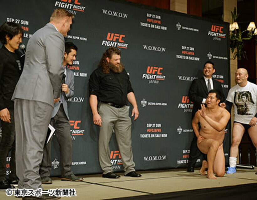 ジョシュ（左手前）を笑わせようと“全裸に見えるポーズ”を披露するとにかく明るい安村（右から２人目）