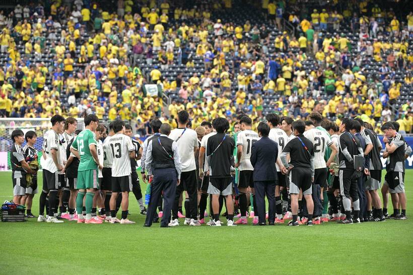 試合後、円陣を組む日本代表の選手たち