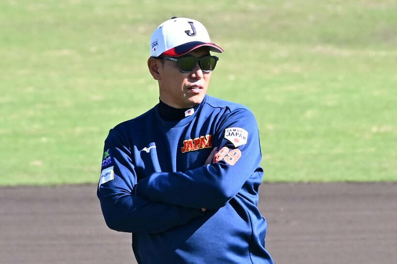 練習を見守る井端監督