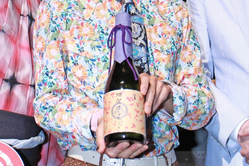 ２０１５年には片岡鶴太郎が描いた金魚アートがラベルが話題になった獺祭