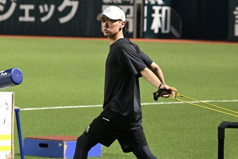 登板に備えて調整を行うソフトバンク・大津