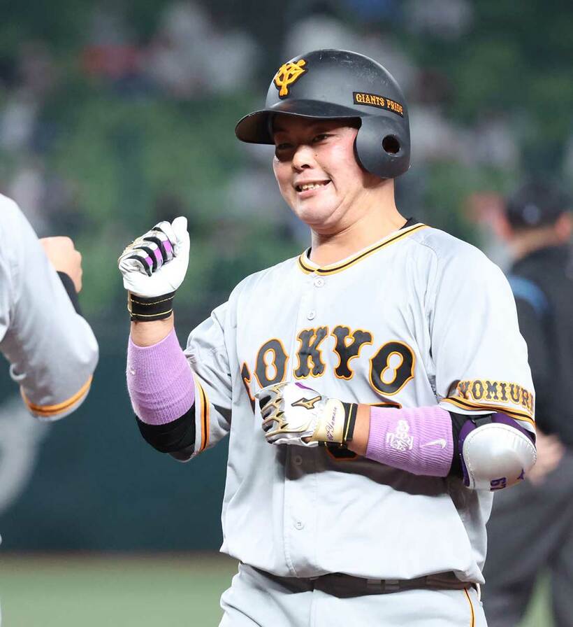  プロ初安打を喜ぶ巨人・山瀬慎之助（東スポWeb）