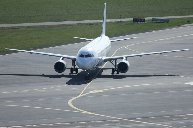 オマーンのマスカット国際空港から飛び立つ避難客を乗せた航空機（ロイター）