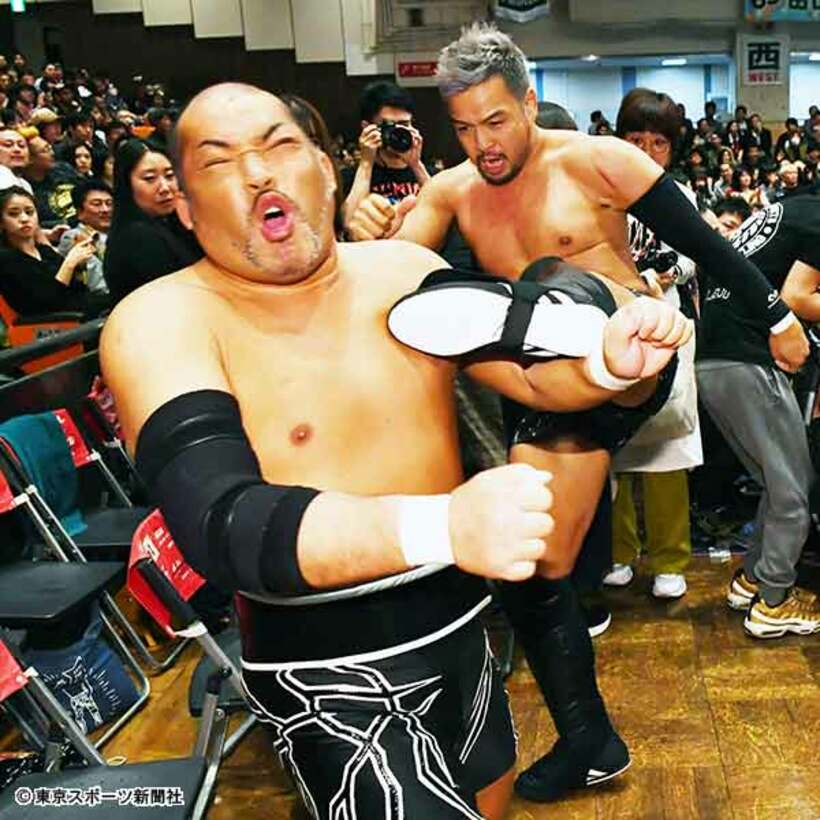  ＫＥＮＴＡは蹴りで石井（左）を追い込んだ