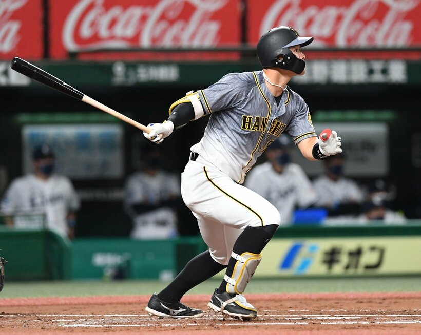  フォークをすくってスタンドへ運んだ阪神・佐藤輝
