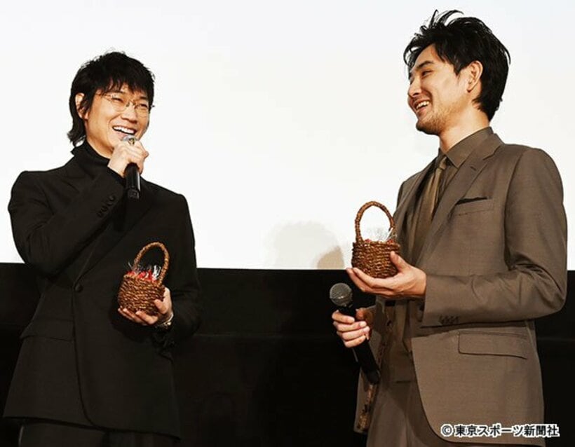  松田（右）とトークする綾野