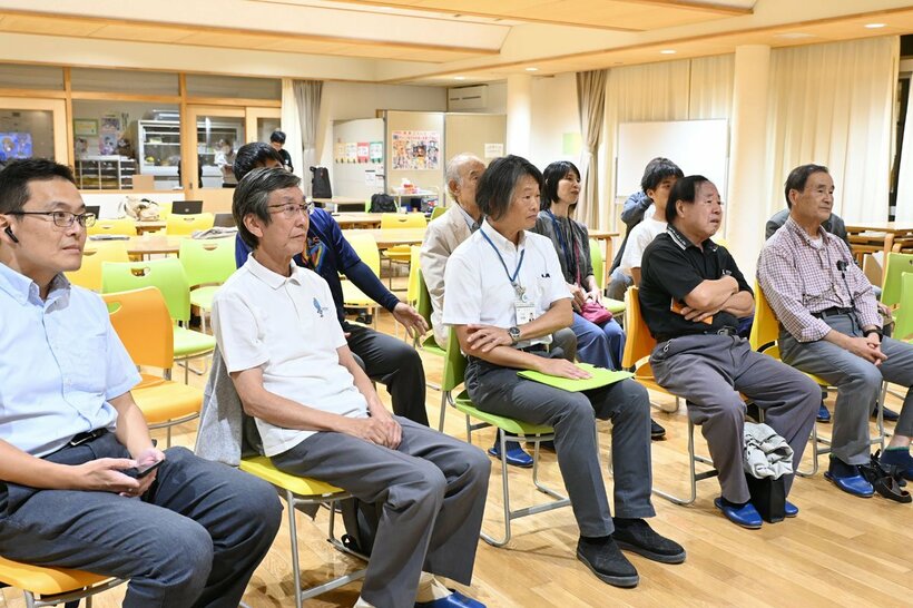 受賞の瞬間を見ようと集まった小学校の同級生たち