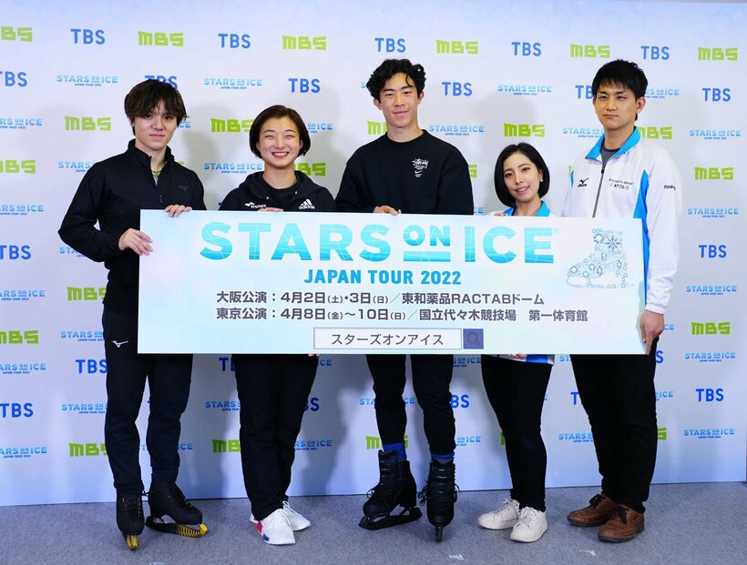  左から宇野昌磨、坂本花織、ネーサン・チェン、三浦璃来、木原龍一（©STARS on ICE）