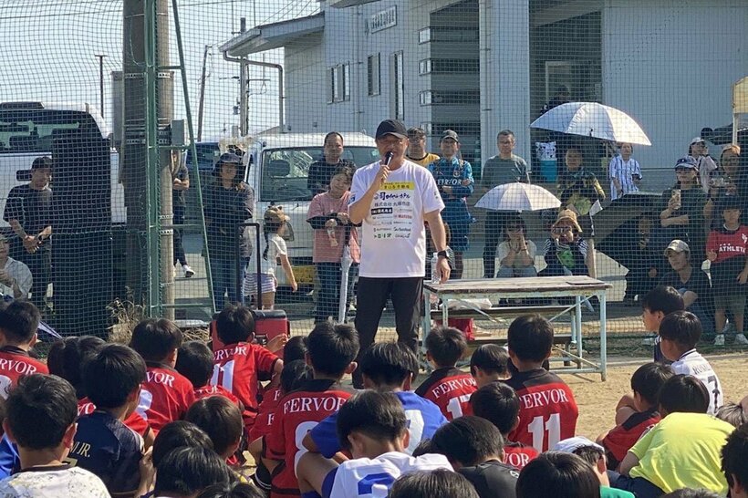 サッカー教室であいさつする武田氏