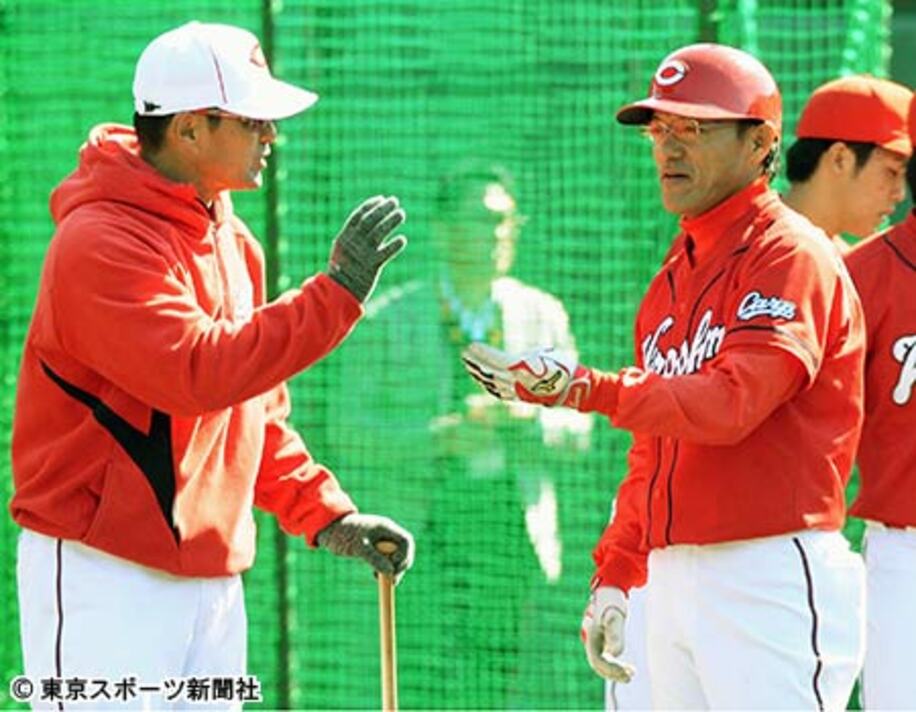 赤ヘル機動力野球の復活を目指す河田コーチ。左は緒方監督