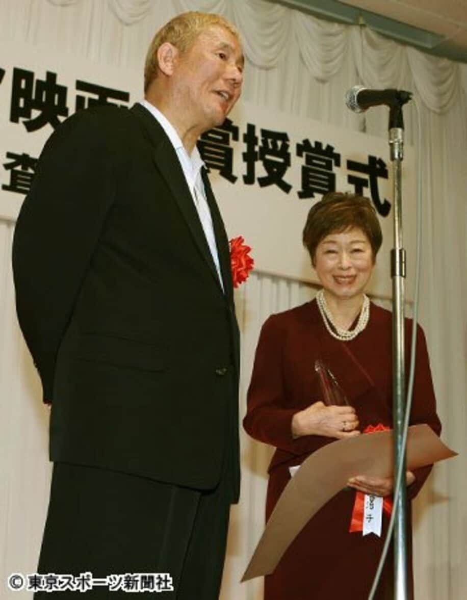 たけし審査委員長（左）を前にして、つつましやかな笑顔を見せた加藤さん（２００８年３月）