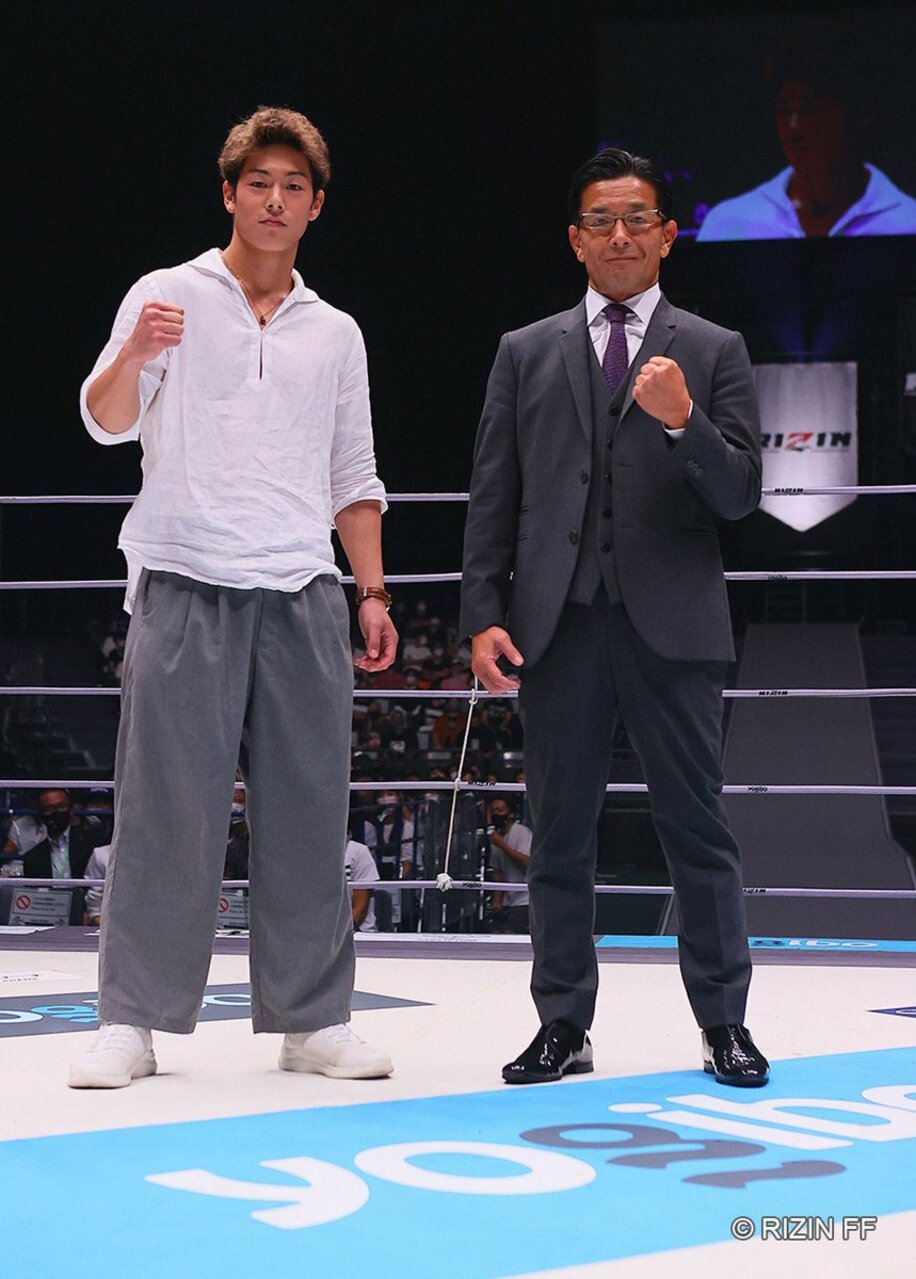  参戦を発表した三浦孝太(左)。右は榊原CEO