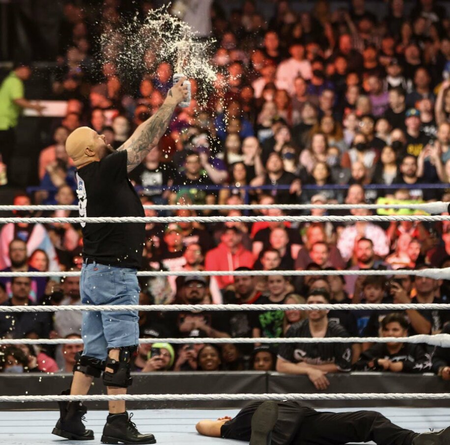  オースチンにばけたオーエンズ（左）がスタッフにビールをかける（ⓒ2022 WWE, Inc. All Rights Reserved.）