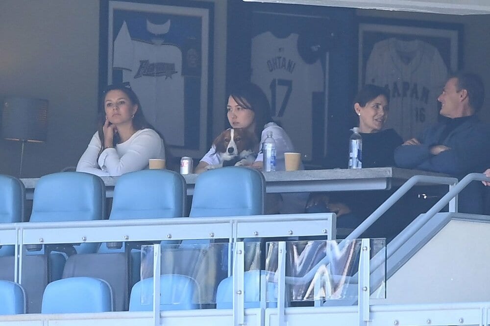 ドジャースタジアムでデコピンとともに観戦する真美子夫人