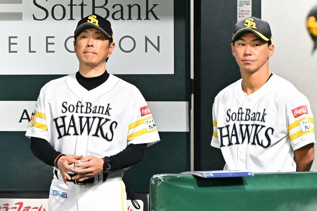 ベンチで戦況を見守ったソフトバンク・小久保監督(左)