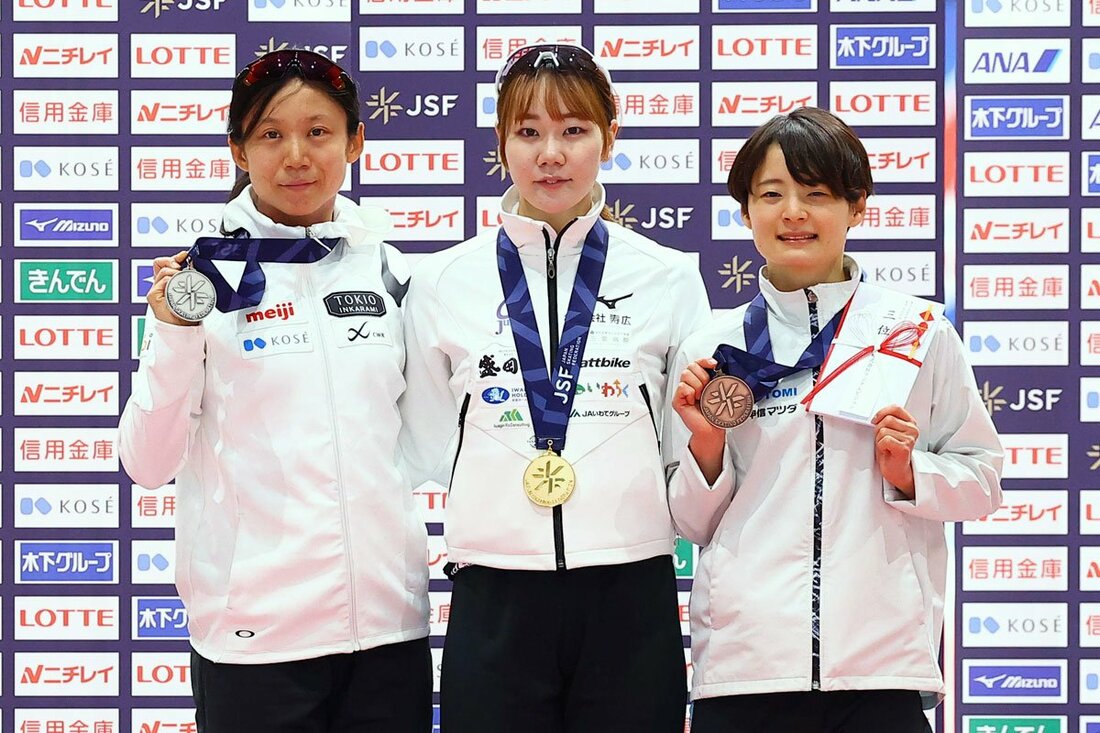 高木美帆(左)を抑えて表彰台の中央に立った吉田雪乃。右は３位の山田梨央