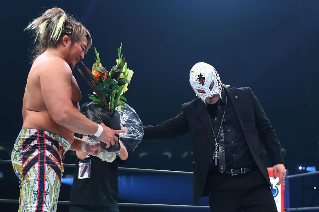棚橋弘至(左)に花束を渡すBUSHI